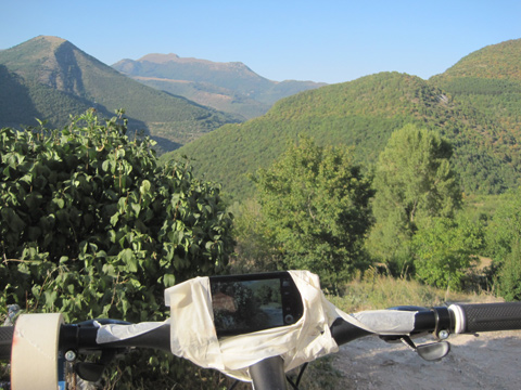 Bicicletta con telefonino Google Nexus S attaccato con scotch per fare video alla Macchietta del Gobbetto.